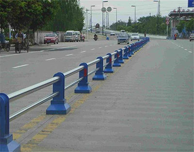 道路隔离栏